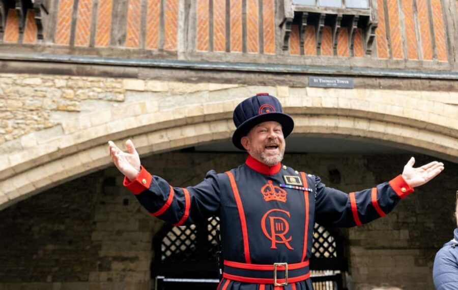 London: Tower of London, Thames Boat & Changing of the Guard - Key points worth booking for