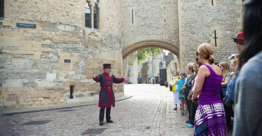 London: Tower of London, Thames Boat & Changing of the Guard - Early entrance at the Tower: where the morning actually starts