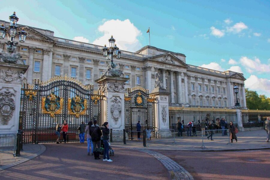 London: Tower of London, Thames Boat & Changing of the Guard - Crown Jewels time: Jewel House viewing before the queues form