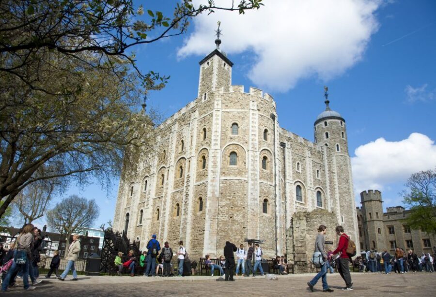 London: Tower of London, Thames Boat & Changing of the Guard - Finishing at Buckingham Palace: photos with the right timing