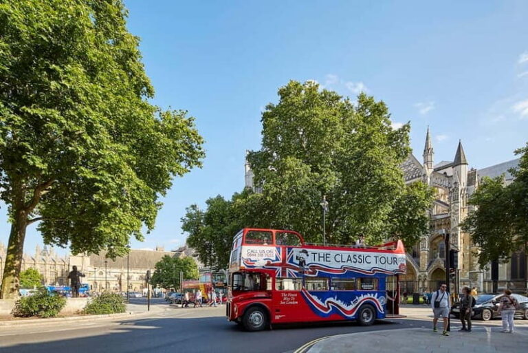 London Vintage Bus Tour: Live Comedy Sightseeing Show - The Routemaster ride: how a 75-minute show works