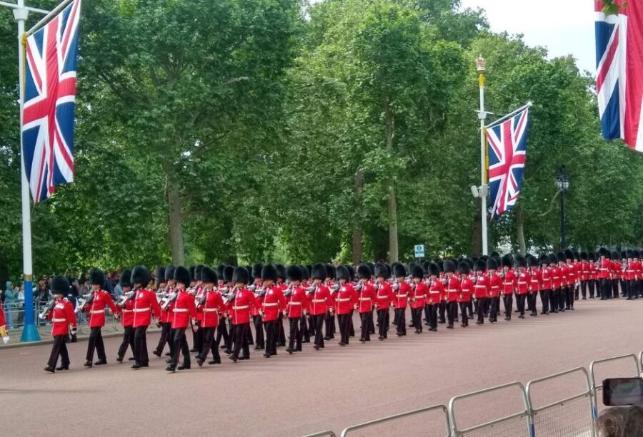 London: Westminster Abbey & Churchill War Rooms Walking Tour - Green Park to Buckingham Palace: The Changing of the Guard Watch