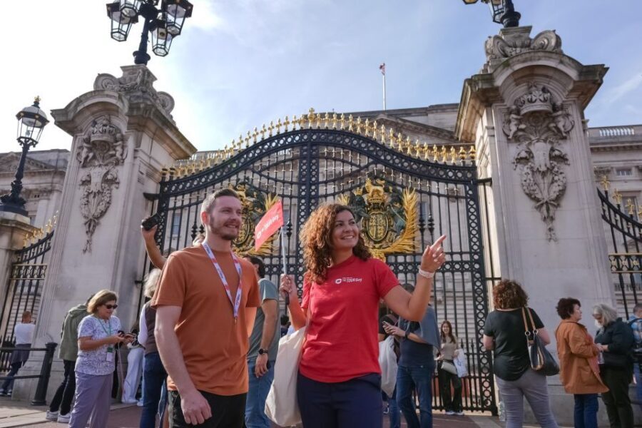 London: Westminster Abbey, Tower of London and Boat Tour - Royal corridor in one stretch: St James Park, 10 Downing Street, and Buckingham Palace