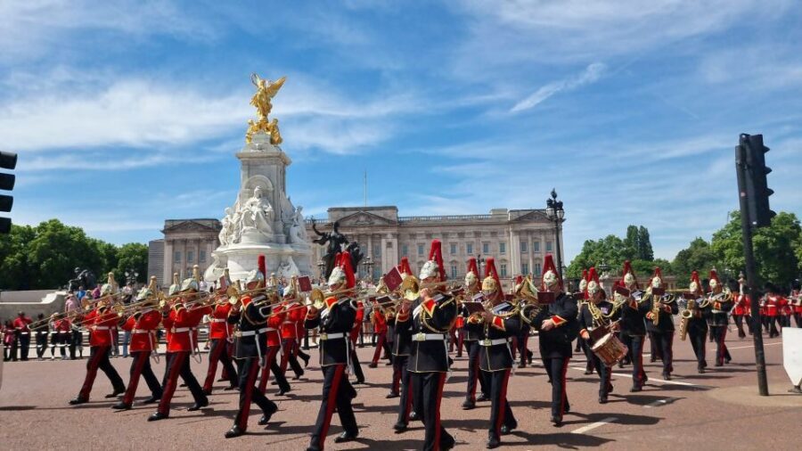 London: Westminster and Changing of the Guard Tour - Price and value: $24.25 for a guide-led Westminster game plan
