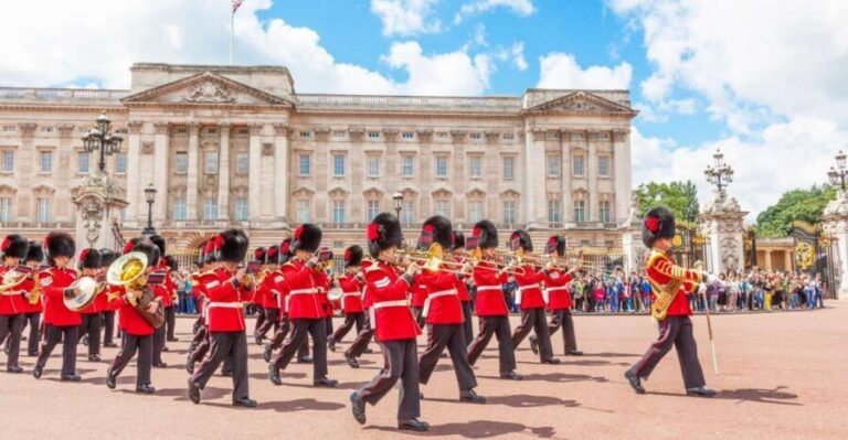 London: Westminster and Changing of the Guard Tour - Buckingham Palace photo stop: why 5 minutes matters