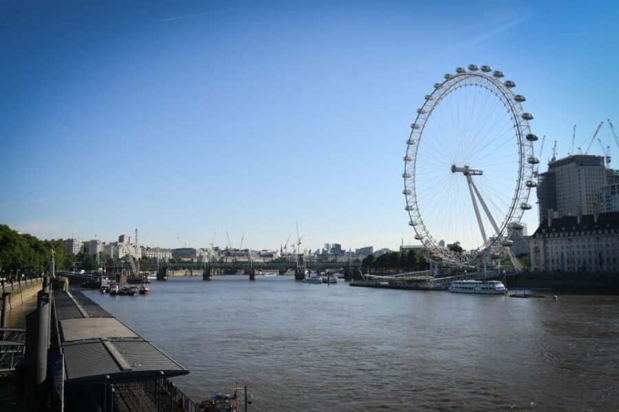 London: Westminster Walking Tour & London Dungeon Entry - Westminster by foot: from Green Park and Trafalgar Square to Buckingham Palace