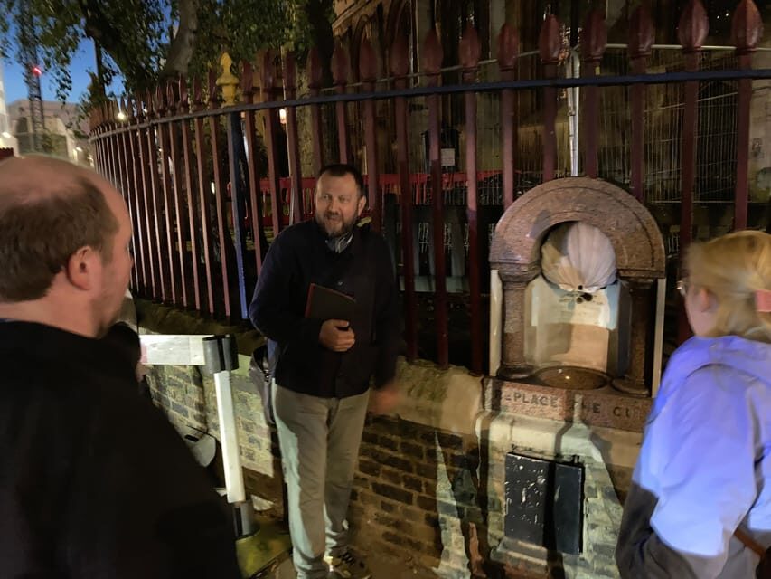 London's Ghosts & Gruesome Past Nighttime Walking Tour - Farringdon Underground: the meeting point and the ghost behind the platform gap