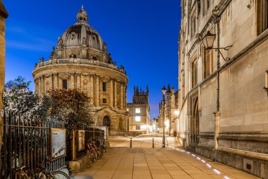 Oxford Official Ghost Tour - The route feeling: from alleyways to college lights