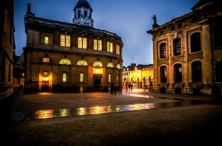 Oxford Official Ghost Tour - Where you meet and how to start on the right side of the dark