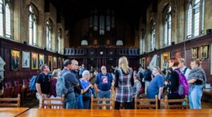 Oxford: Private Walking Tour with University Alumni Guide - Where the tour starts: Oxford Tourism Information on Broad Street