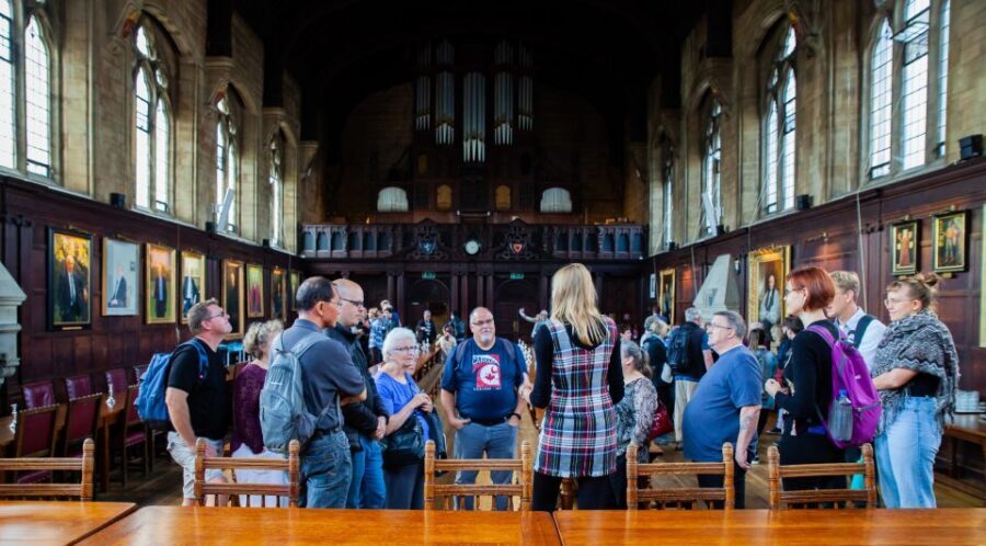 Oxford: Private Walking Tour with University Alumni Guide - Where the tour starts: Oxford Tourism Information on Broad Street