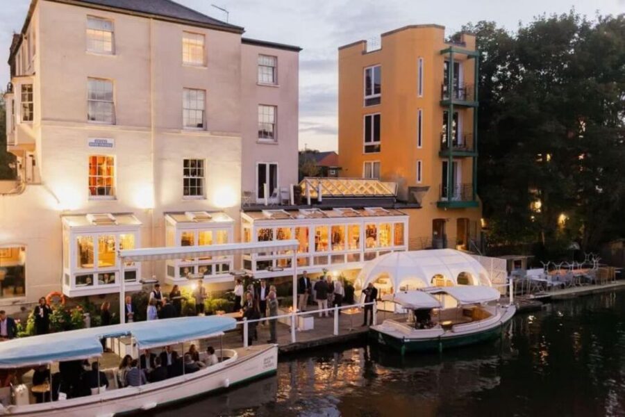 Oxford: River Cruise with 3-Course Meal - Meeting at The Folly Bridge: where your Oxford afternoon snaps into place