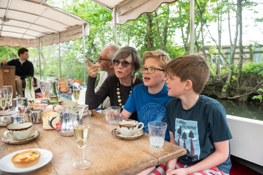 Oxford: Scenic Sightseeing Cruise with Gourmet Picnic - Passing a Thames lock and the riverside inn stop that breaks the ride