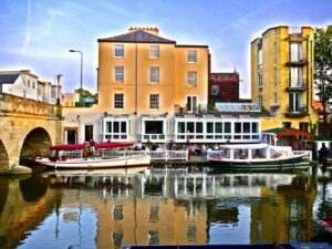 Oxford: Sightseeing River Cruise - Start at No. 1 Folly Bridge, then slip into the Isis