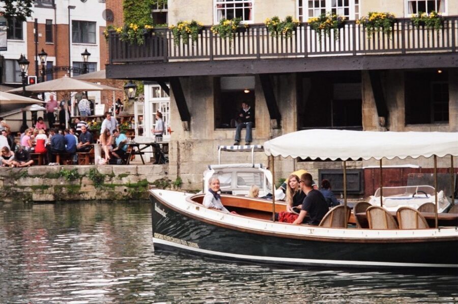 Oxford: Sightseeing River Cruise - Folly Bridge and Christ Church Meadows: classic Oxford river views