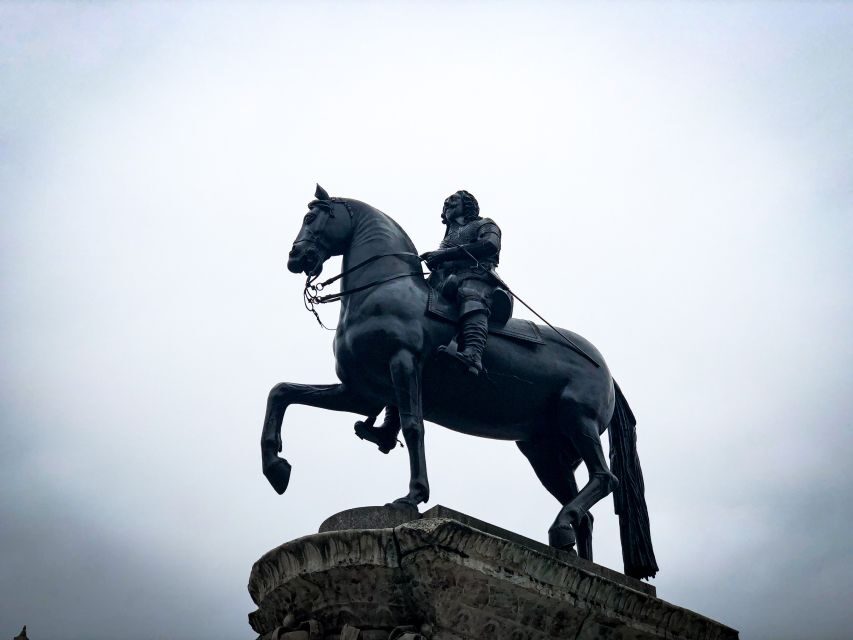 Royal London: from Saxons to Tudors & Stuarts Walking Tour - Starting at Trafalgar Square: the vibe before the monarchy stories kick in