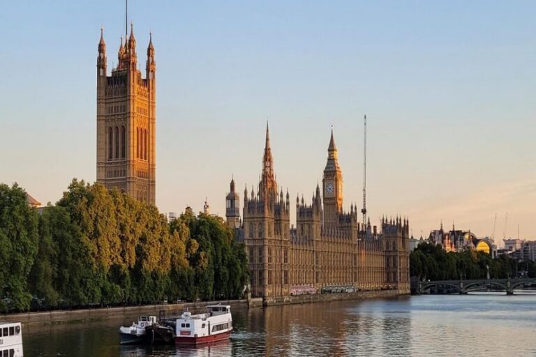 Skip-the-Line London Westminster Abbey Guided Tour in German - Start at Parliament Square: Sir Winston Churchill and the power of first impressions