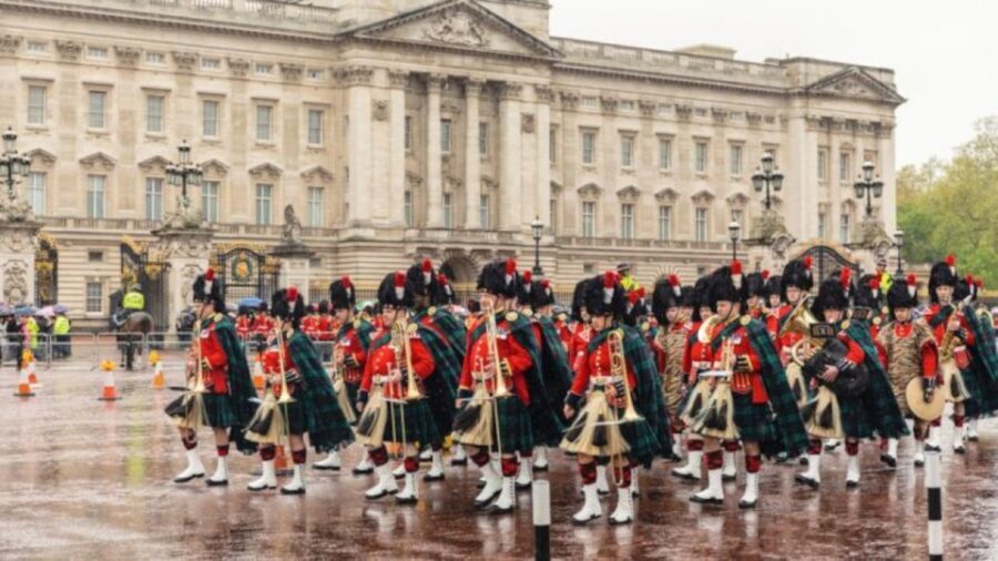 Skip the line Westminster Abbey & Guard Change Ceremonies - Getting Closer at Wellington Barracks: The Best Views Are Earned