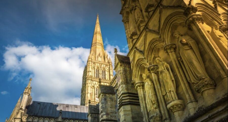 Southampton: Transport to London with 3 Sightseeing Stops - Salisbury Cathedral and the Magna Carta Chapter House stop