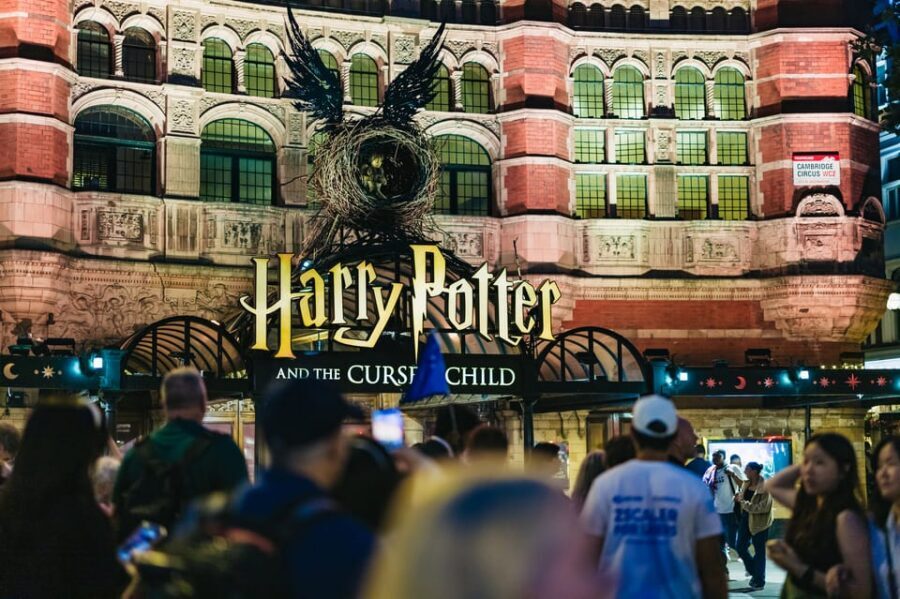 Spanish Language : Original Harry Potter Walking Tour - Sherlock Holmes’ Pub to Great Scotland Yard: iconic names, themed links