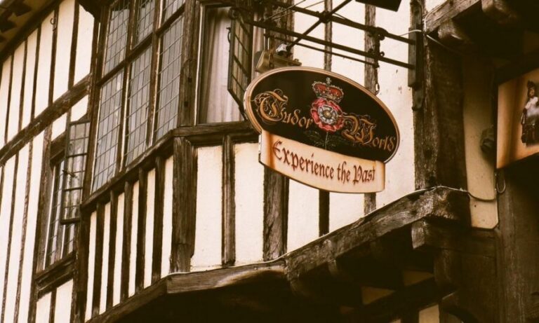 Stratford-upon-Avon: Lantern-Lit Ghost Tour at Tudor World - Your one-hour route: from courtyard to dark corridors