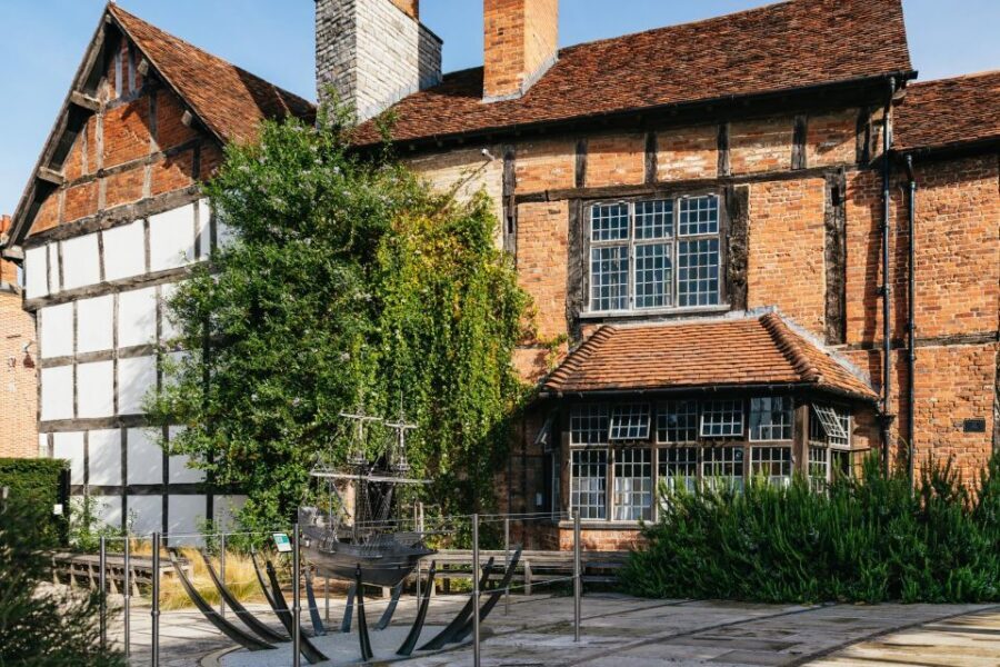 Stratford-upon-Avon: Shakespeare's Birthplace Ticket - From the Shakespeare Centre to Henley Street: start strong