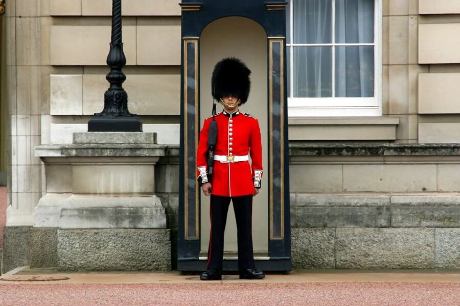 The Changing of the Guard Experience with Thames Boat ride - Changing of the King’s Guard and Horse Guard Parade: pageantry with a schedule catch