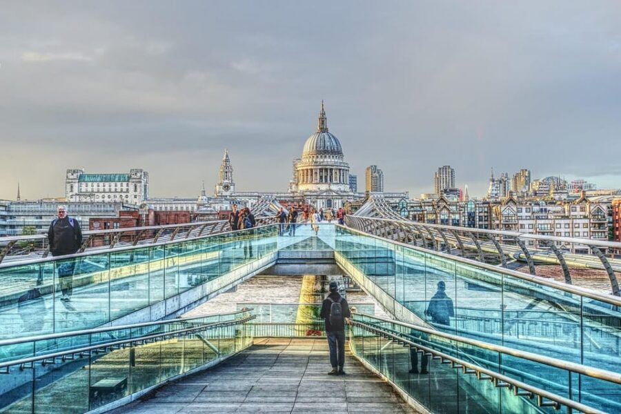 The most complete and exclusive Harry Potter tour in London - Entering King’s Cross with Rubén and a Ravenclaw-style start