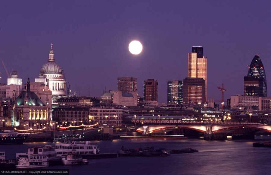 Tour of London and Christmas Day Lunch Cruise - Christmas lunch on board: menu, seating, and drinks expectations