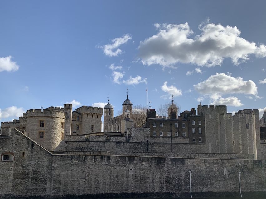 Tower of London Kid-Friendly Private Tour - Finding the Welcome Centre near Tower Hill without stress