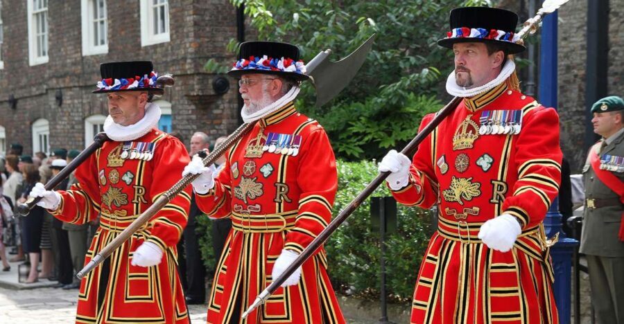 Ultimate Tower of London, Beefeater Welcome & Crown Jewels - Inner Ward walk-through: stories you can ask questions about