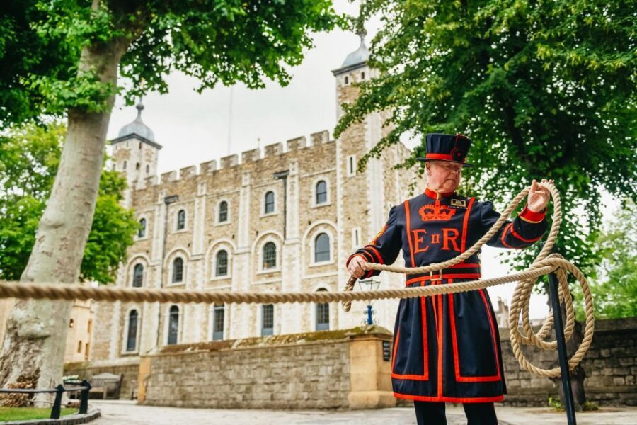 Ultimate Tower of London, Beefeater Welcome & Crown Jewels - The Beefeater welcome: the 15–20 minute audience that adds a human face