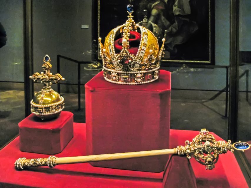 Ultimate Tower of London, Beefeater Welcome & Crown Jewels - Meeting at Starbucks: the simple way to avoid first-day stress
