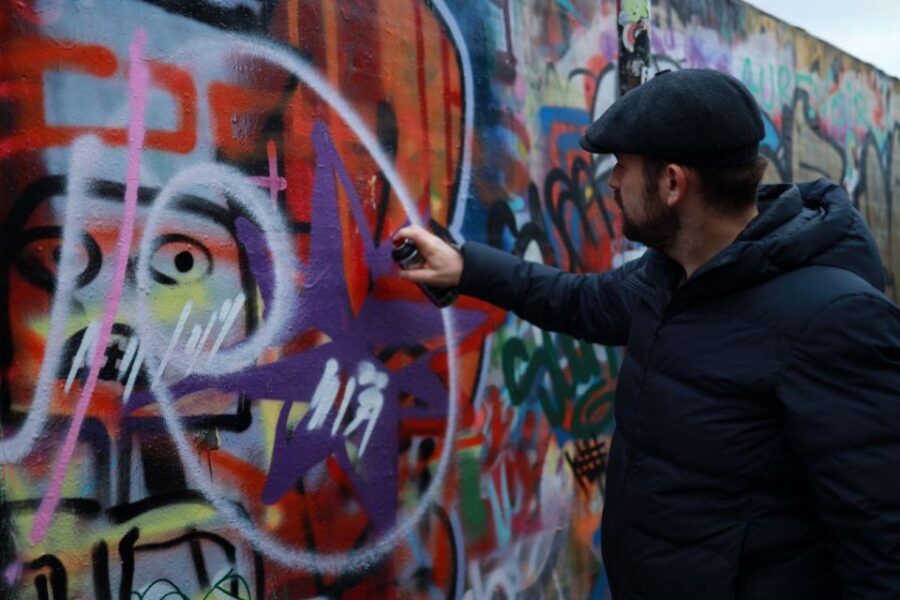 Urban Canvas: Exploring Shoreditch's Vibrant Street Art - Timing, weather, and what to wear in this part of London