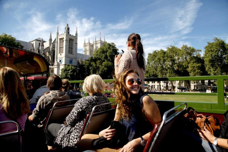 Vintage Double Decker Bus Tour & Thames River Cruise - Westward to St Paul’s: Wren’s masterpiece and the memorial link