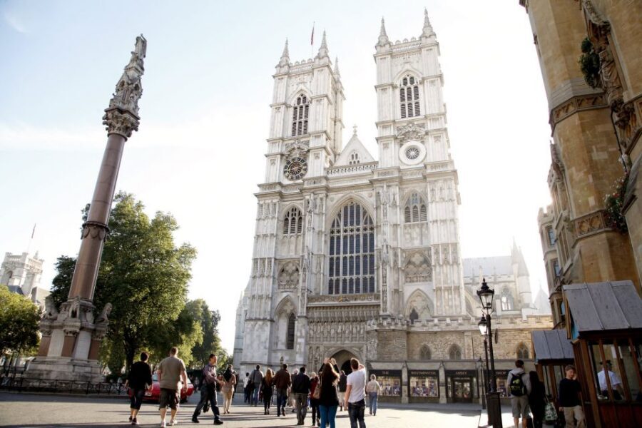 Vintage Double Decker Bus Tour & Thames River Cruise - The Tower of London by bus and on foot: Crown Jewels and Traitors Gate