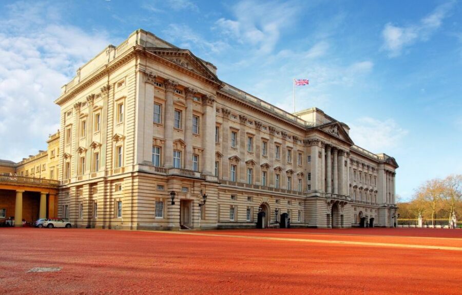 Windsor Castle and Buckingham Palace Full-Day Tour - Windsor Town Between Sights: Shops, Pubs, and Quick Browsing