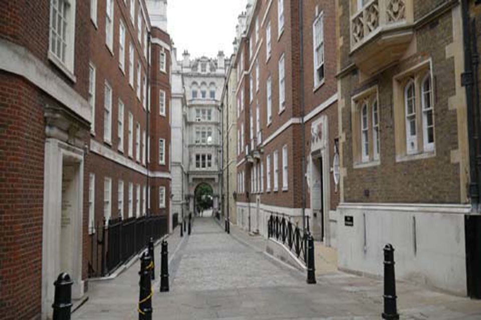 London: Bridget Jones 2–Hour Walking Tour - Guides who keep it fun, detailed, and grounded in the films