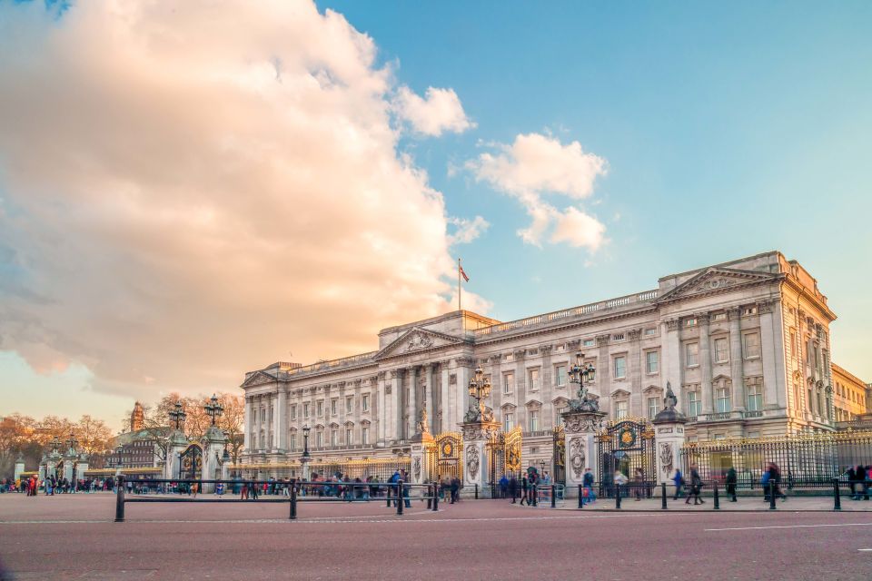 London: Full-Day Sightseeing Bus Tour with River Cruise - Value math for $174: admissions, guides, and what costs extra