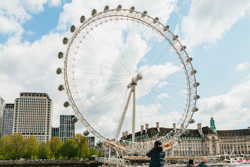 London: River Thames Hop-On Hop-Off Sightseeing Cruise - Food, comfort, and the on-board bar you will be glad you used