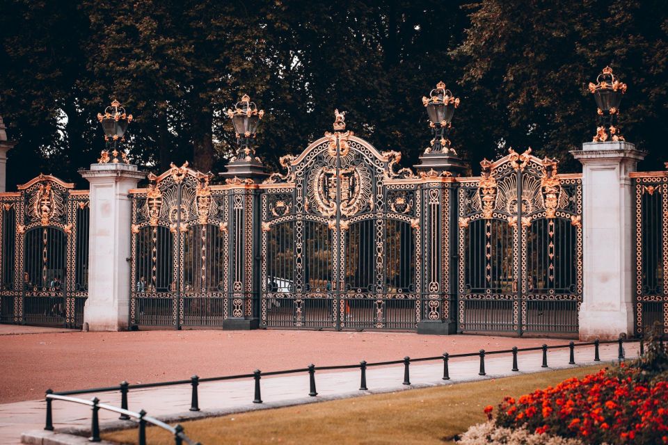 London Royal Tour - Buckingham Palace Entry - 12 guests 2,5h - Constitution Hill and Green Park: the Buckingham Palace view you came for