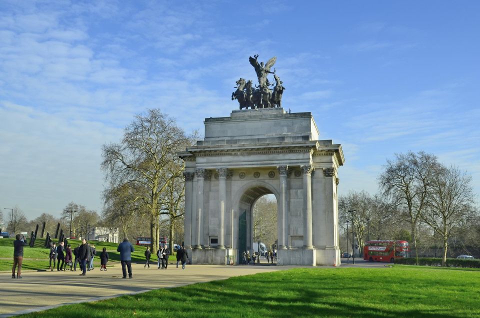 London Royal Tour - Buckingham Palace Entry - 12 guests 2,5h - Assassination attempts, break-ins, and the English Civil War storyline