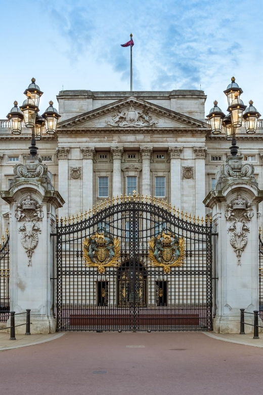 London Royal Tour - Buckingham Palace Entry - 12 guests 2,5h - Hyde Park to Wellington Arch: where power gets real