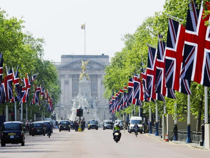 London: See 30+ Top Sights and Eat 8 British Foods Tour - The Thames side icons: Shakespeare’s Globe, the Shard, HMS Belfast, Tower Bridge, and the Tower