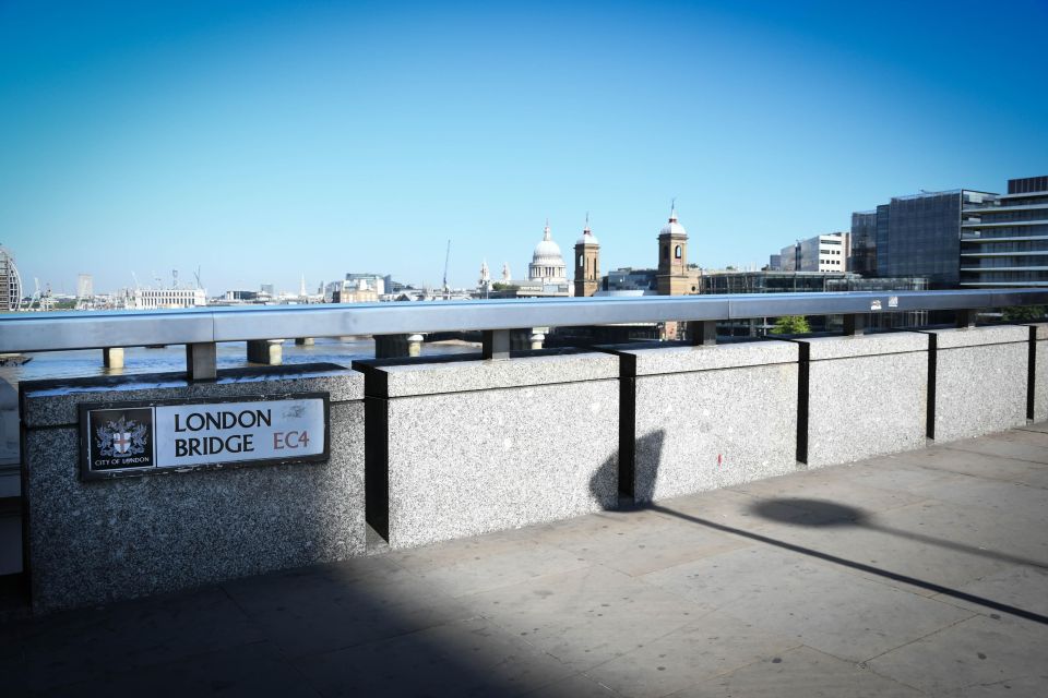 London: See 40+ London Sights – Fun Local Guide - Finding Your Guide Outside The Ritz: Green Park Start Made Easy