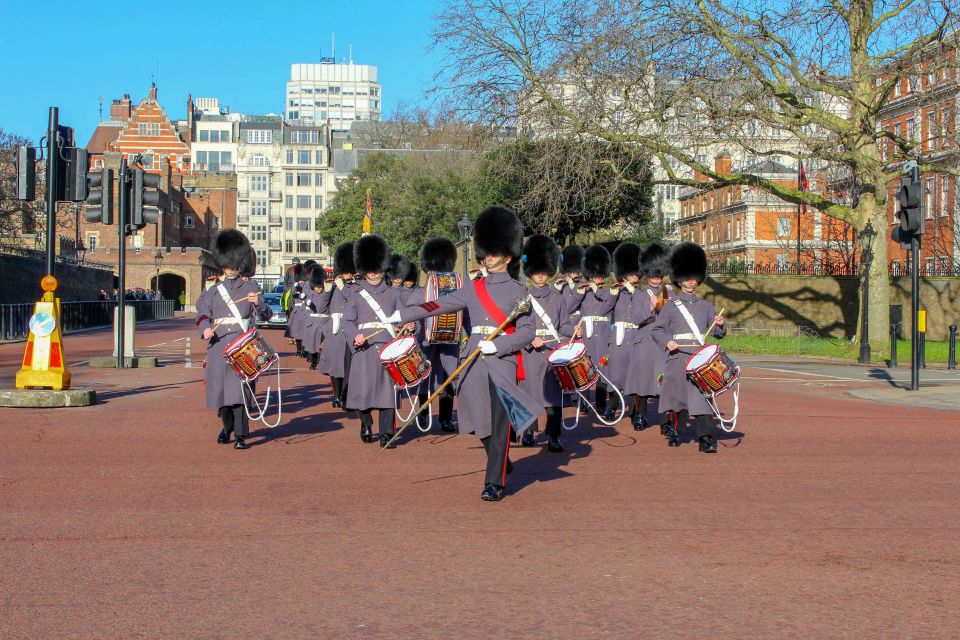 London: Tower of London & Changing of the Guard Experience - The walking between the Embankment and Buckingham Palace