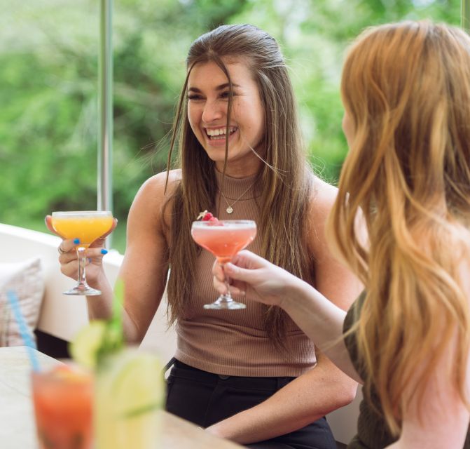 Oxford: Evening Sightseeing River Cruise with a Cocktail - Your cocktail and the covered boat vibe