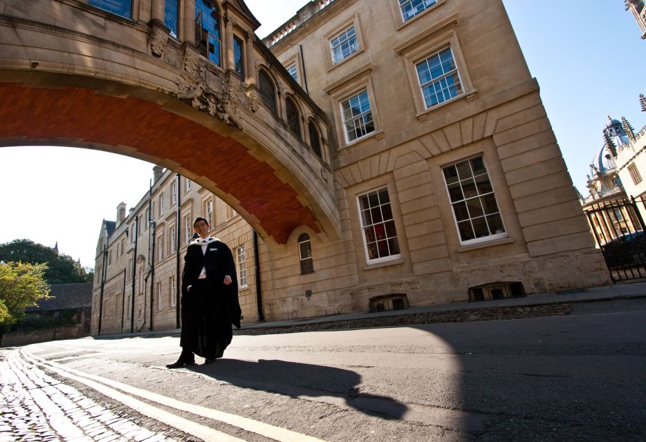 Oxford University: Guided Small Group Walking Tour - Languages and group options: who this is for